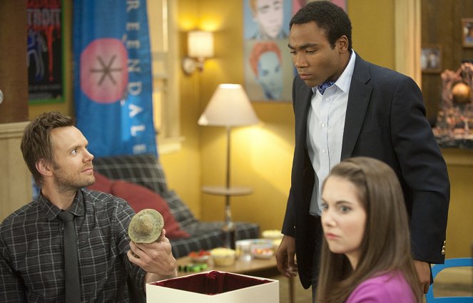 Community - Remedial Chaos Theory - Photos - Joel McHale, Donald Glover