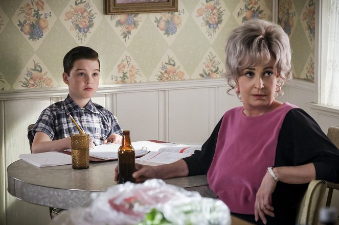 Young Sheldon - A Perfect Score and a Bunsen Burner Marshmallow - Van film - Iain Armitage, Annie Potts