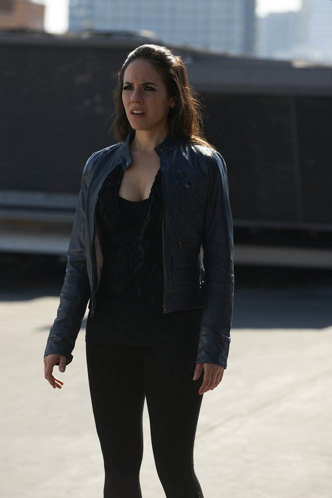 Lost Girl - Fae-de to Black - Photos - Anna Silk