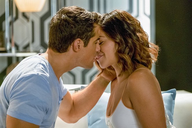 Jane the Virgin - Chapter Sixty-One - Photos - Gina Rodriguez