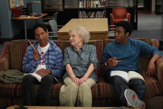 Community - Season 2 - Antropologia dla początkujących - Z filmu - Danny Pudi, Betty White, Donald Glover