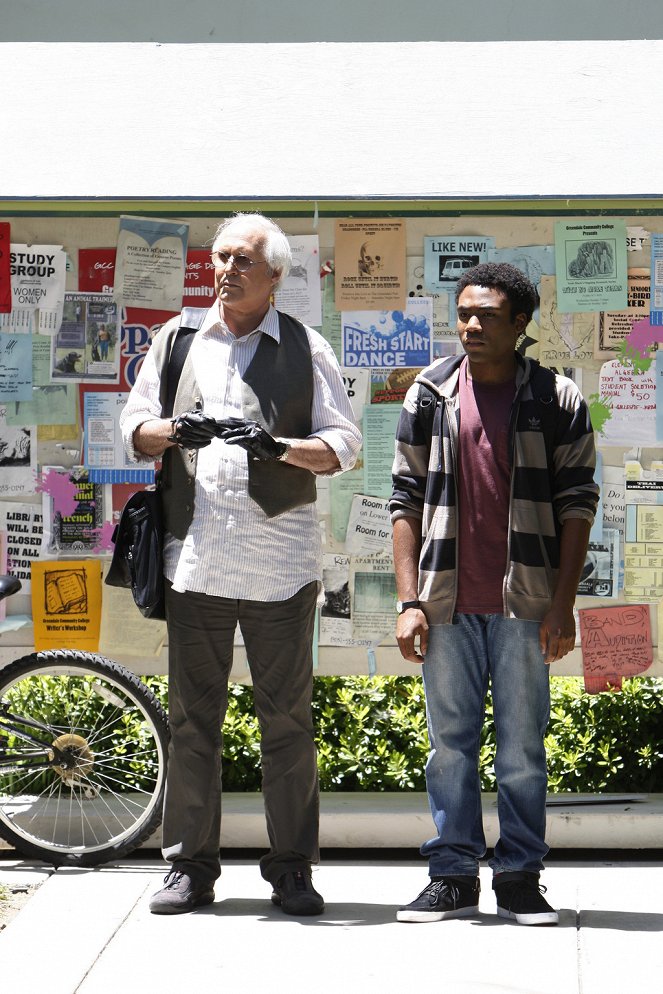 Community - Anthropology 101 - Photos - Chevy Chase, Donald Glover
