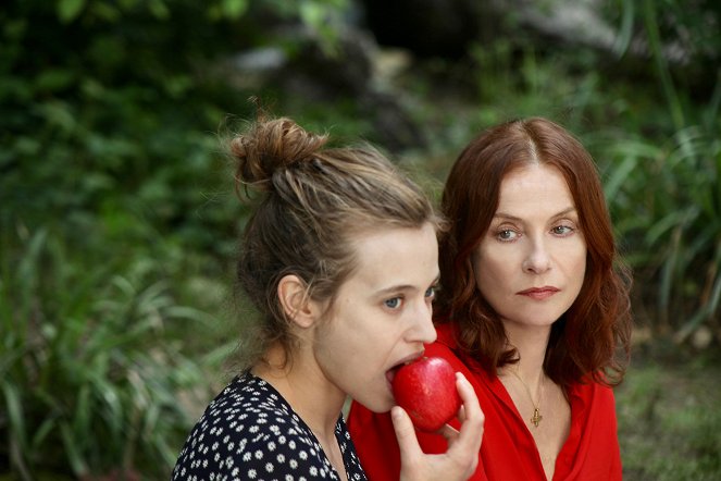 White as Snow - Photos - Lou de Laâge, Isabelle Huppert