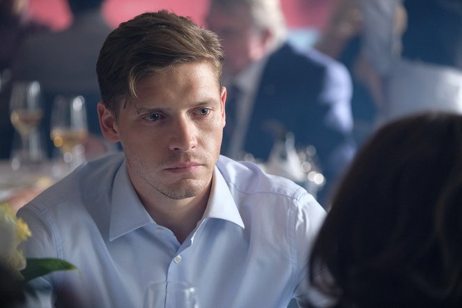 MotherFatherSon - Episode 1 - Film - Billy Howle