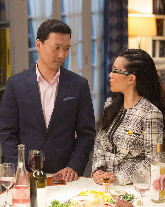 American Housewife - Season 3 - Liar Liar, Room on Fire - Photos - Eddie Shin, Ali Wong