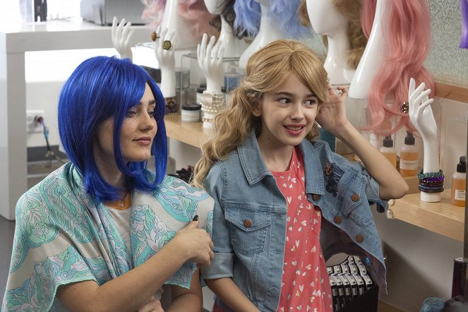 American Housewife - Phone Free Day - Photos - Meg Donnelly, Julia Butters