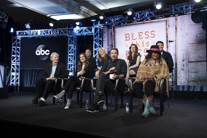 Farma na spadnutí - Z akcí - “Bless This Mess” Session – The cast and executive producers of ABC’s “Bless This Mess” addressed the press at the 2019 TCA Winter Press Tour, at The Langham Huntington, in Pasadena, California