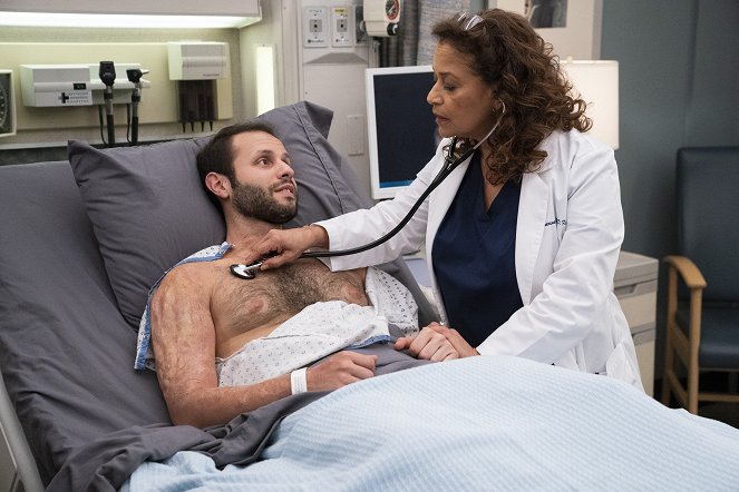 Grey's Anatomy - The Whole Package - Photos - Sommer Carbuccia, Debbie Allen