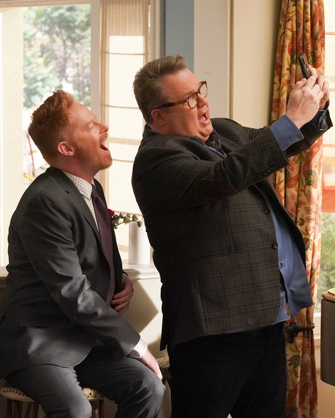 Modern Family - Can't Elope - Van film - Jesse Tyler Ferguson, Eric Stonestreet