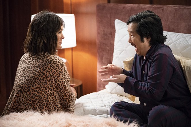 Splitting Up Together - Season 2 - The Pump Station - Photos - Lindsay Price, Bobby Lee