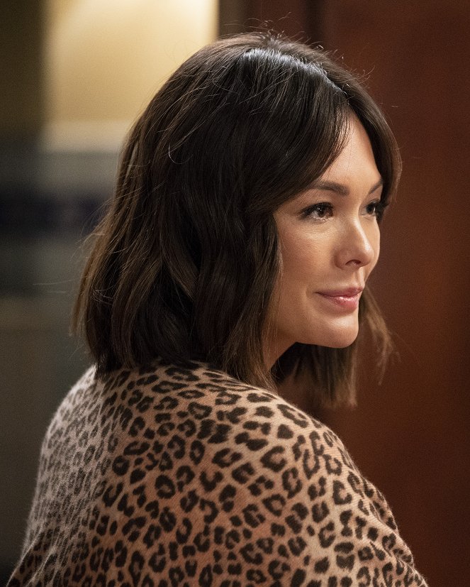 Splitting Up Together - Season 2 - The Pump Station - Photos - Lindsay Price