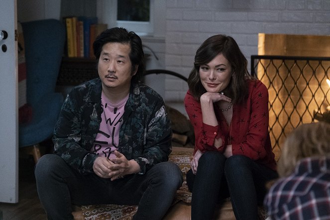 Splitting Up Together - Season 2 - Go Out the Lights - Photos - Bobby Lee, Lindsay Price