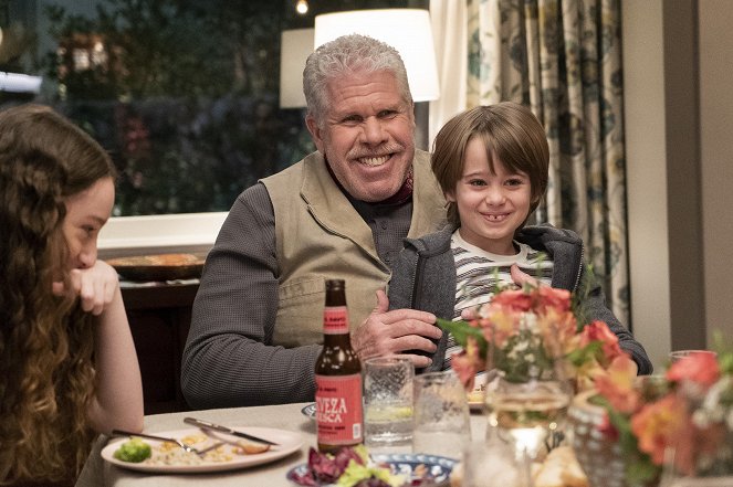 Splitting Up Together - Welcome Home - Photos - Ron Perlman, Sander Thomas