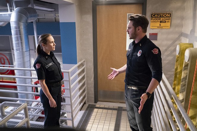 Station 19 - Schwere Geburt - Filmfotos - Danielle Savre, Grey Damon