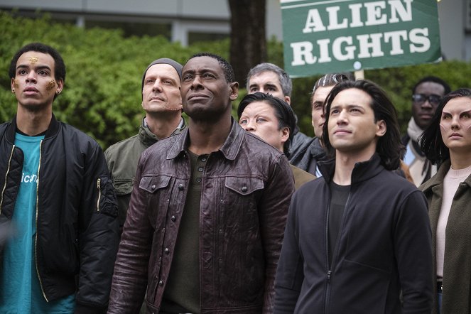 Supergirl - Stand and Deliver - Photos - David Harewood, Jesse Rath