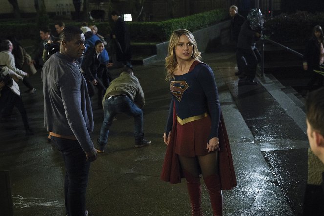 Supergirl - Season 4 - Stand and Deliver - Photos - David Harewood, Melissa Benoist