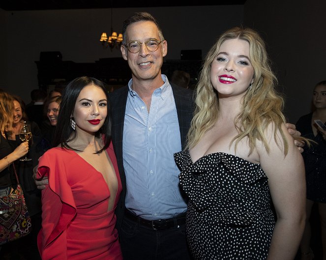 Pequeñas mentirosas: Perfeccionistas - Eventos - Cast and crew of Freeform’s new original series “Pretty Little Liars: The Perfectionists” celebrated the series premiere with a screening and immersive event in Hollywood - Janel Parrish, Sasha Pieterse