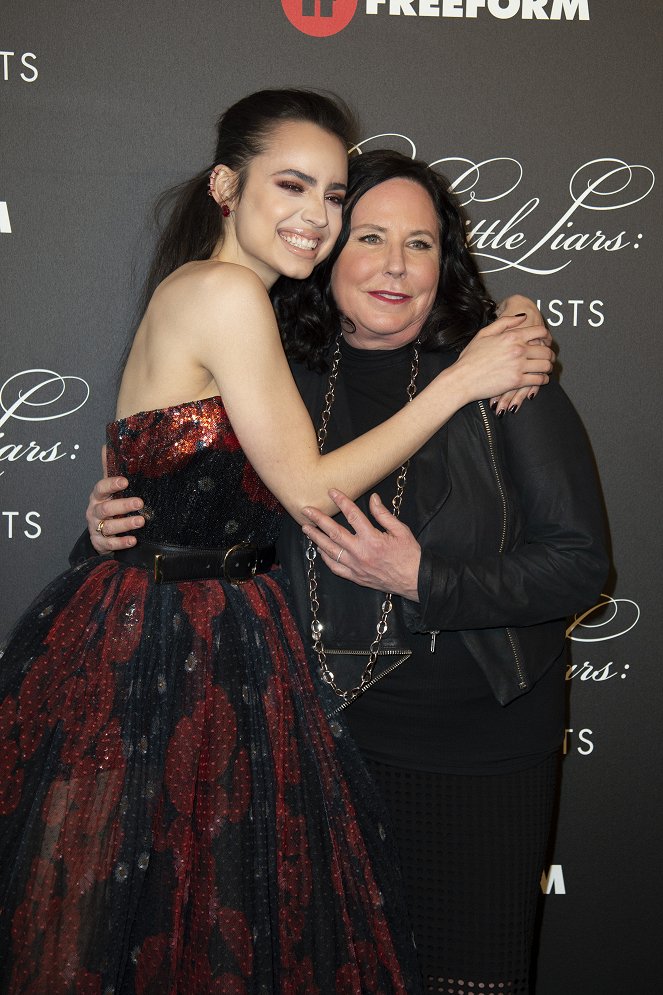 Pretty Little Liars: The Perfectionists - Tapahtumista - Cast and crew of Freeform’s new original series “Pretty Little Liars: The Perfectionists” celebrated the series premiere with a screening and immersive event in Hollywood - Sofia Carson, I. Marlene King