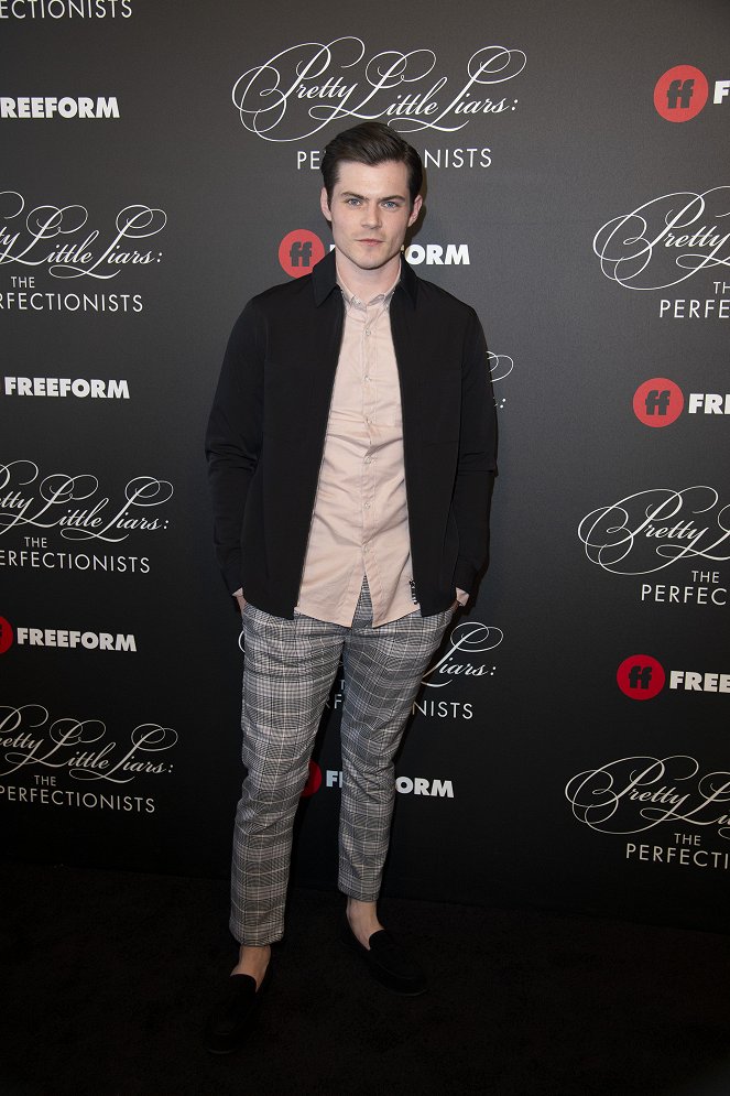 Słodkie kłamstewka: Perfekcjonistki - Z imprez - Cast and crew of Freeform’s new original series “Pretty Little Liars: The Perfectionists” celebrated the series premiere with a screening and immersive event in Hollywood - Chris Mason