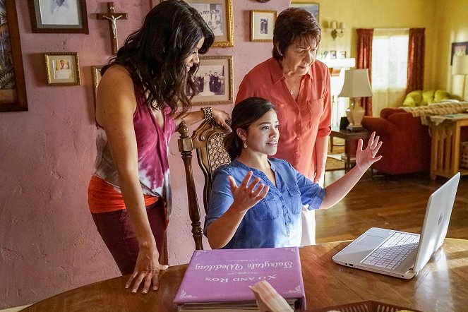 Jane the Virgin - Chapter Sixty-Four - Photos - Andrea Navedo, Gina Rodriguez, Ivonne Coll