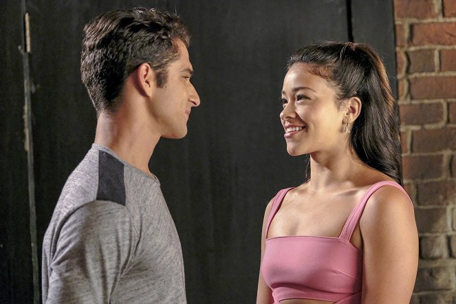 Jane the Virgin - Chapter Sixty-Five - Photos - Tyler Posey, Gina Rodriguez