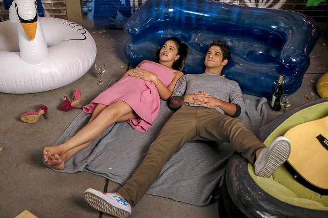 Jane the Virgin - Chapter Sixty-Five - Photos - Gina Rodriguez, Tyler Posey
