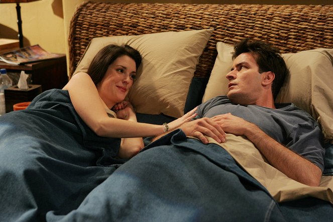 Two and a Half Men - Season 3 - Sleep Tight, Puddin' Pop - Photos - Melanie Lynskey, Charlie Sheen