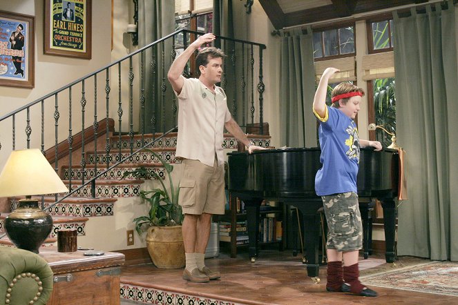 Two and a Half Men - Season 3 - That Voodoo That I Do Do - Photos - Charlie Sheen, Angus T. Jones
