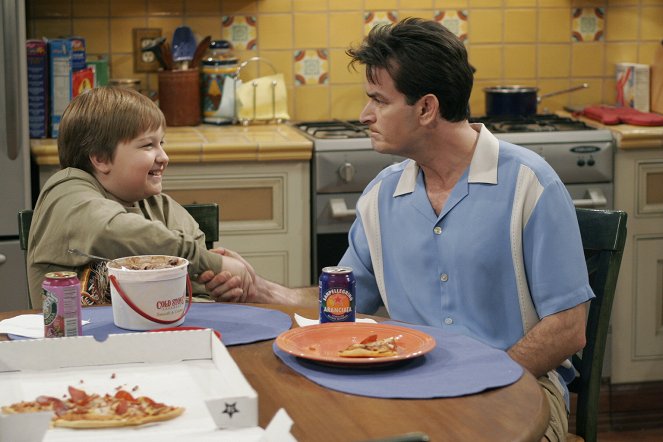 Two and a Half Men - Season 3 - That Voodoo That I Do Do - Photos - Angus T. Jones, Charlie Sheen