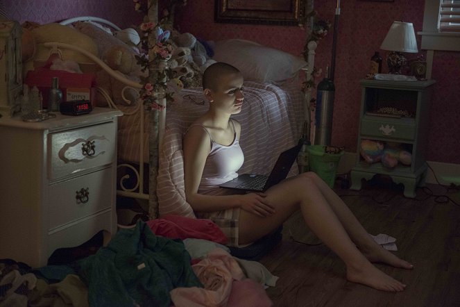 The Act - Stay Inside - Filmfotos - Joey King