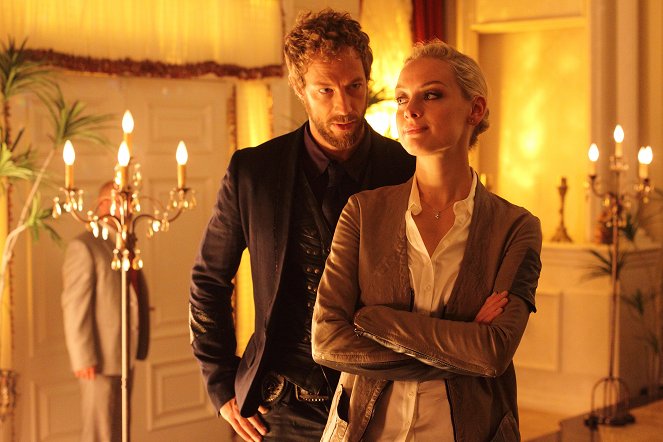 Elveszett lány - Tágra zárt Fae - Filmfotók - Kris Holden-Ried, Rachel Skarsten