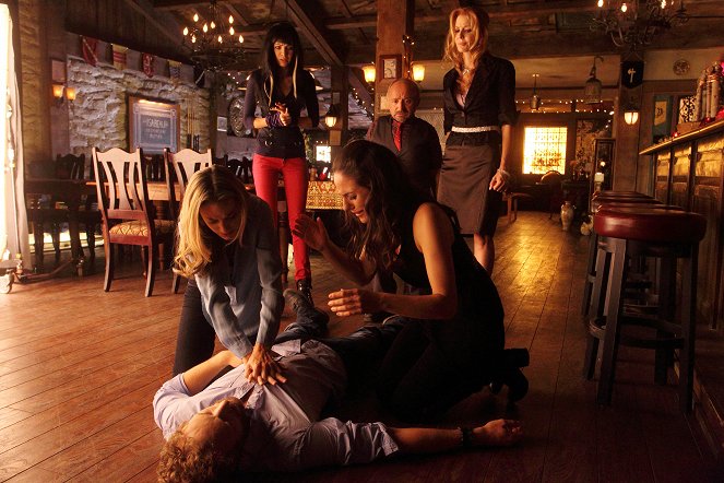 Lost Girl - Season 3 - Die Zeremonie - Filmfotos - Kris Holden-Ried, Zoie Palmer, Ksenia Solo, Anna Silk, Richard Howland, Deborah Odell