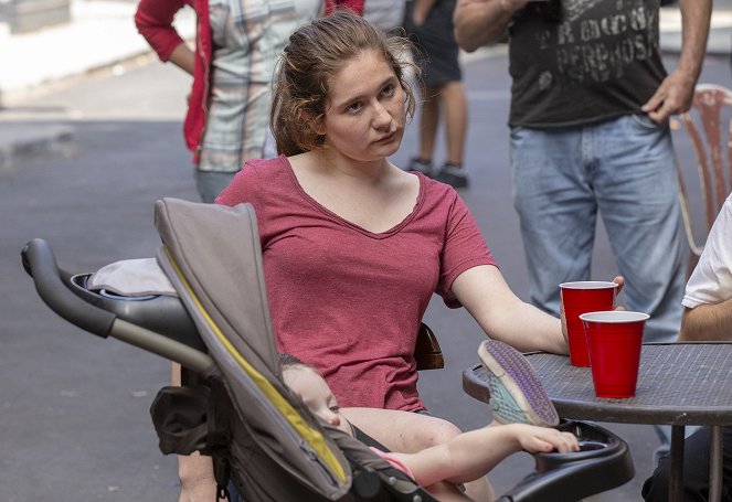 Shameless - Season 9 - You'll Know the Bottom When You Hit It - Photos - Emma Kenney
