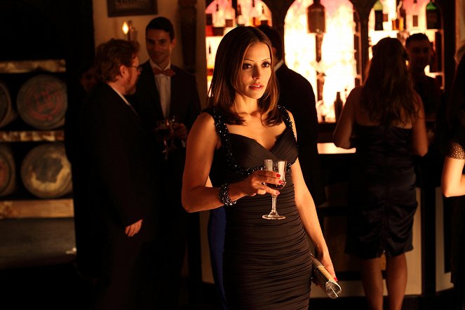 Lost Girl - Season 3 - Hail, Hale - Photos - Emmanuelle Vaugier