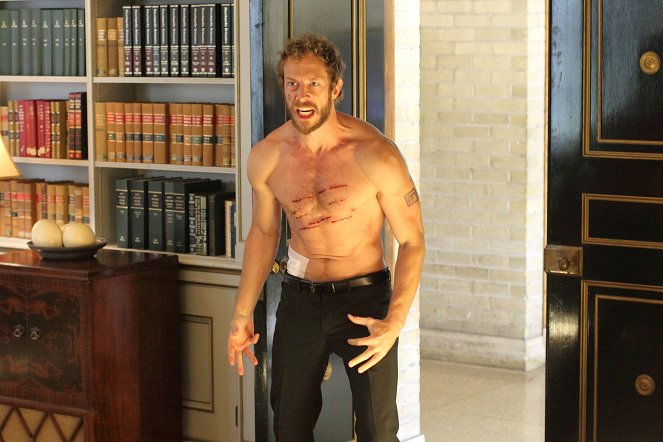 Lost Girl - Season 3 - Those Who Wander - Photos - Kris Holden-Ried