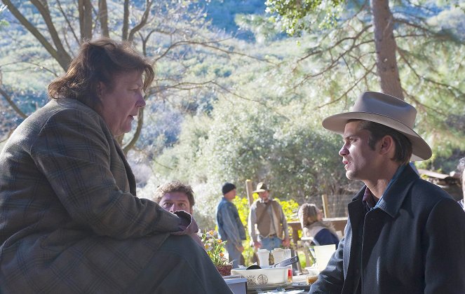 Justified - Season 2 - For Blood or Money - Van film - Margo Martindale, Timothy Olyphant