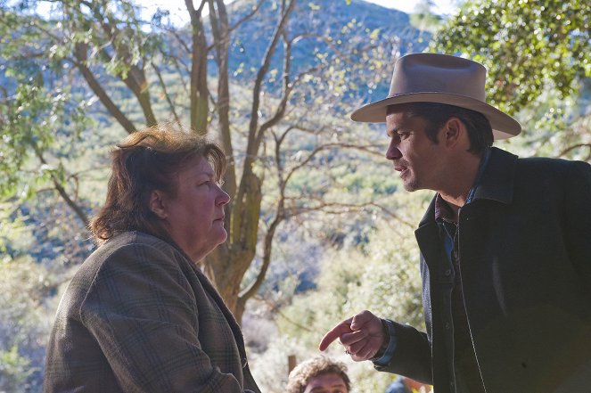Justified - Season 2 - For Blood or Money - Photos - Margo Martindale, Timothy Olyphant