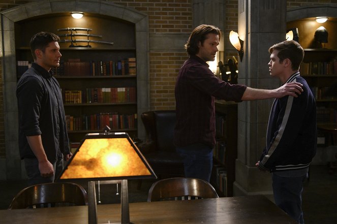 Supernatural - Jack in der Kiste - Filmfotos - Jensen Ackles, Jared Padalecki, Alexander Calvert
