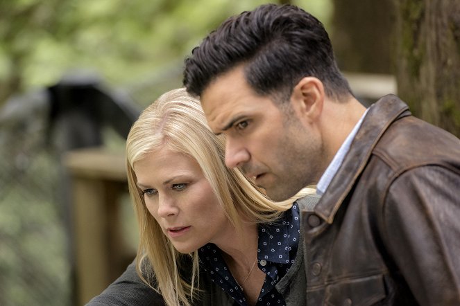 The Chronicle Mysteries: Recovered - Photos - Alison Sweeney, Benjamin Ayres