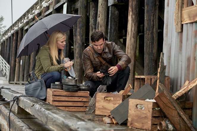The Chronicle Mysteries: The Wrong Man - Photos - Alison Sweeney, Benjamin Ayres