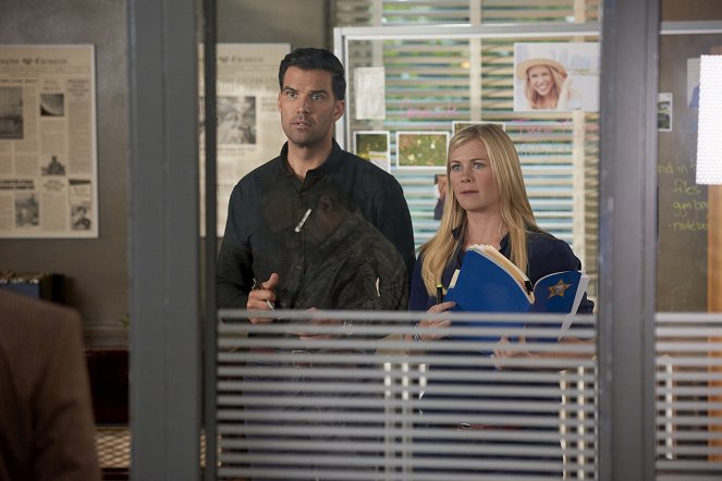The Chronicle Mysteries: The Wrong Man - Photos - Benjamin Ayres, Alison Sweeney