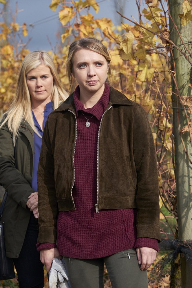The Chronicle Mysteries: Vines That Bind - Photos - Alison Sweeney, Pippa Mackie