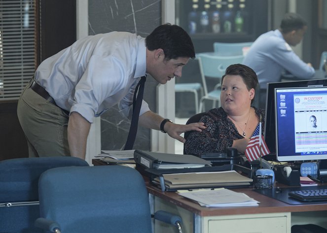 In the Dark - Season 1 - Mommy Issues - Photos - Rich Sommer