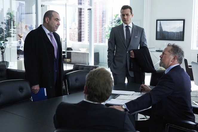Suits - Season 8 - Harvey - Photos - Rick Hoffman, Gabriel Macht