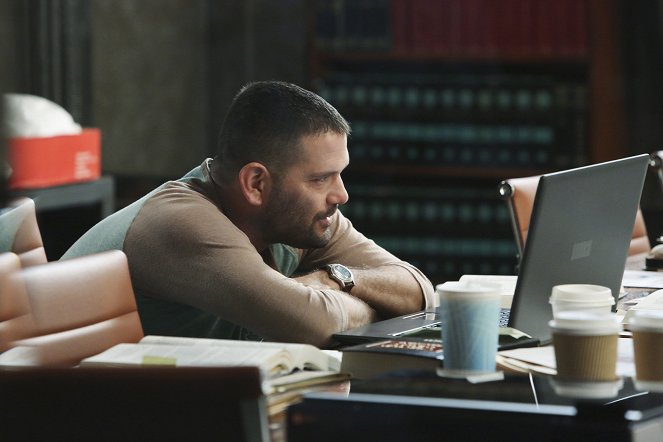 Scandal - Season 2 - White Hats Off - Photos - Guillermo Díaz