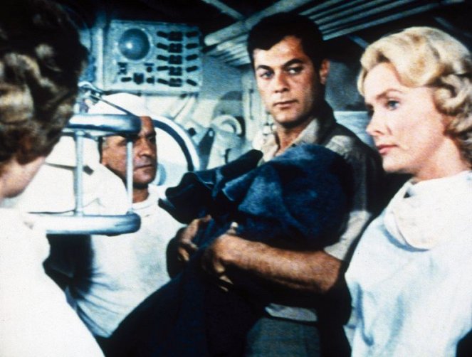 Operation Petticoat - Kuvat elokuvasta - Tony Curtis, Dina Merrill