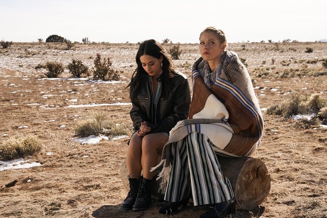 Roswell, New Mexico - Creep - Van film - Jeanine Mason, Lily Cowles
