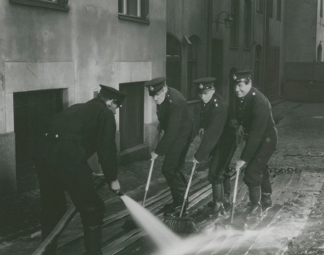 Adolf i eld och lågor - Filmfotos - Emil Fjellström, Nils Poppe, Adolf Jahr