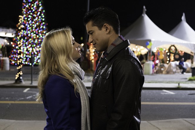 A Very Merry Toy Store - Filmfotók - Melissa Joan Hart, Mario Lopez