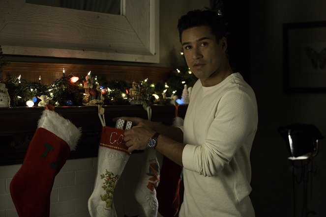 A Very Merry Toy Store - Film - Mario Lopez